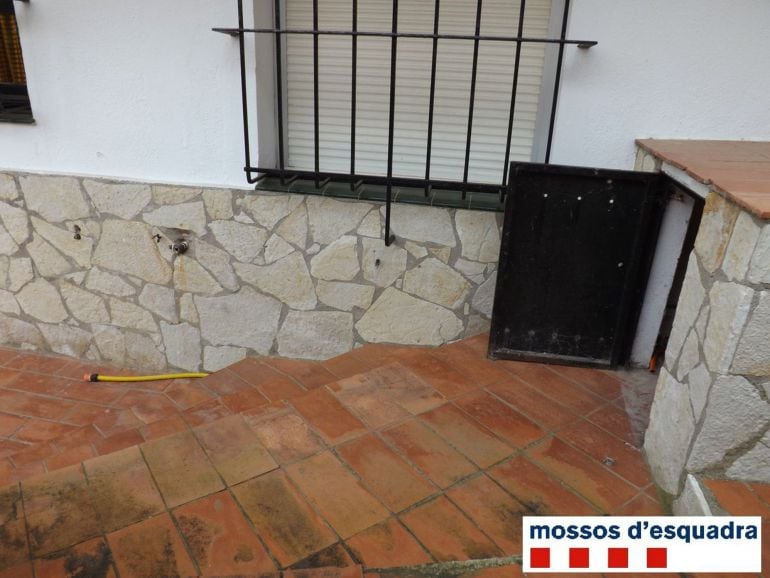 El lladre s'emportava els tubs de coure i les aixetes exteriors d'aigua de les cases. Imatge cedida d'aquest divendres 12 de febrer del 2016. (Horitzontal)