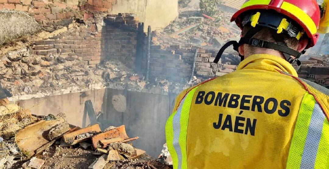 Los bomberos tuvieron que afanarse para sofocar las llamas en esta casa del barrio de San Vicente de Paúl en Jaén