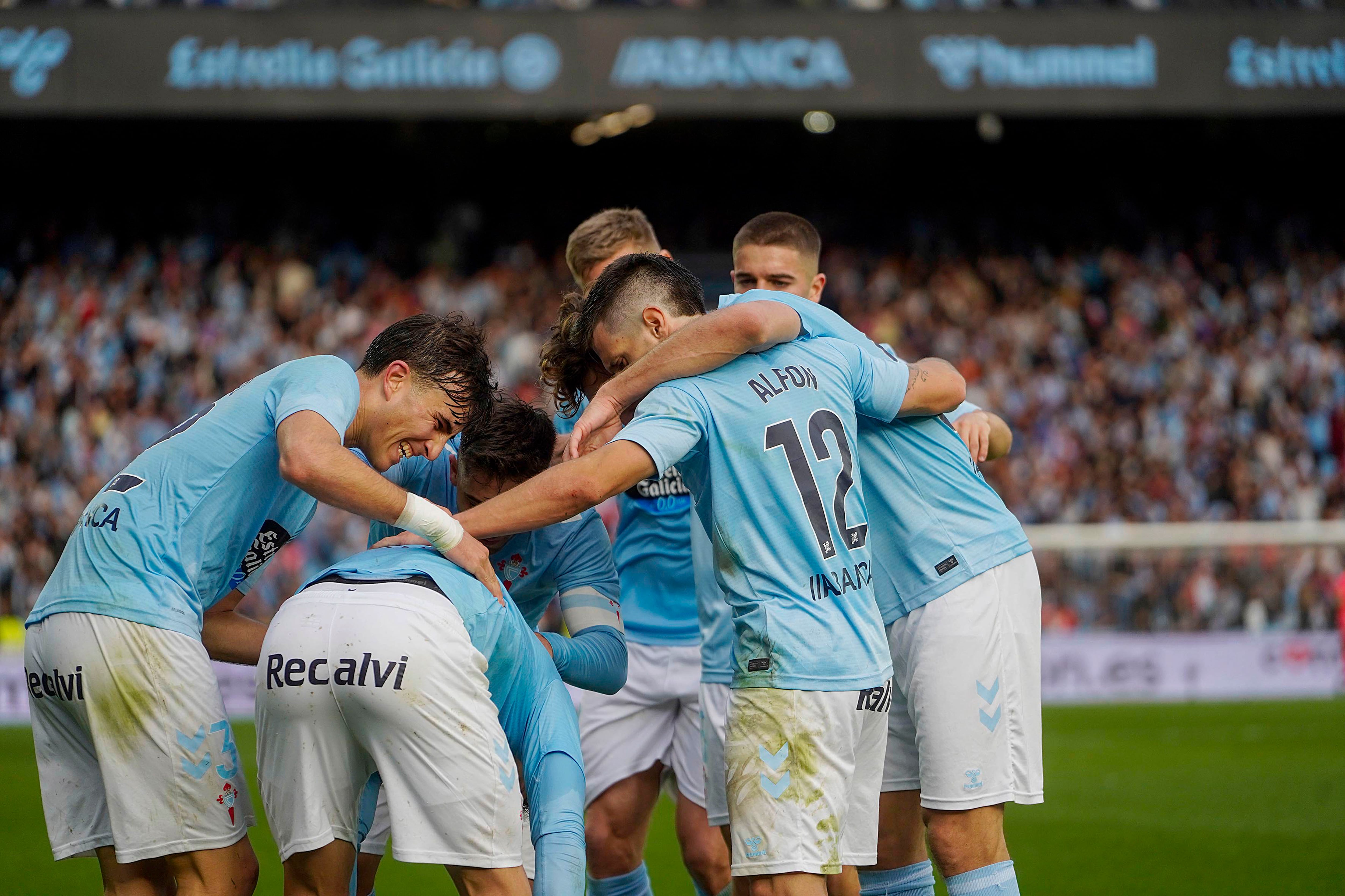 VIGO (PONTEVEDRA), 21/12/2024.- Los jugadores del Celta de Vigo celebran su segundo gol ante la Real Sociedad durante el partido de Liga disputado este sábado en el estadio Balaídos de Vigo. EFE / Salvador Sas
