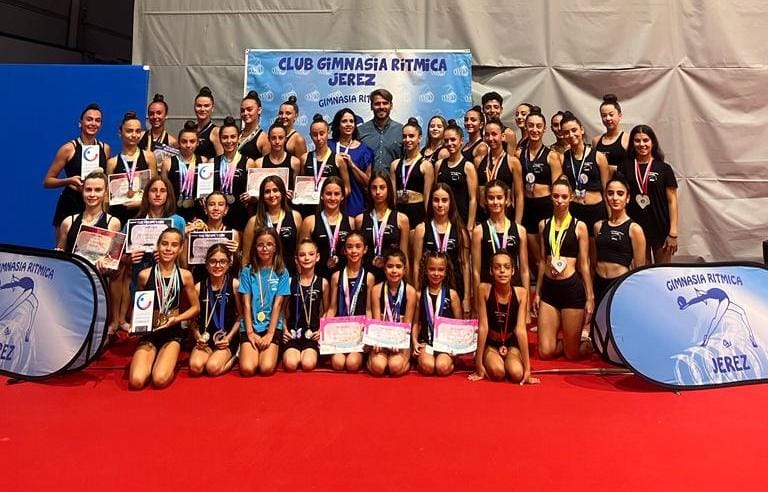 Rafael Mateos, delegado de Deportes junto a las gimnastas jerezanas