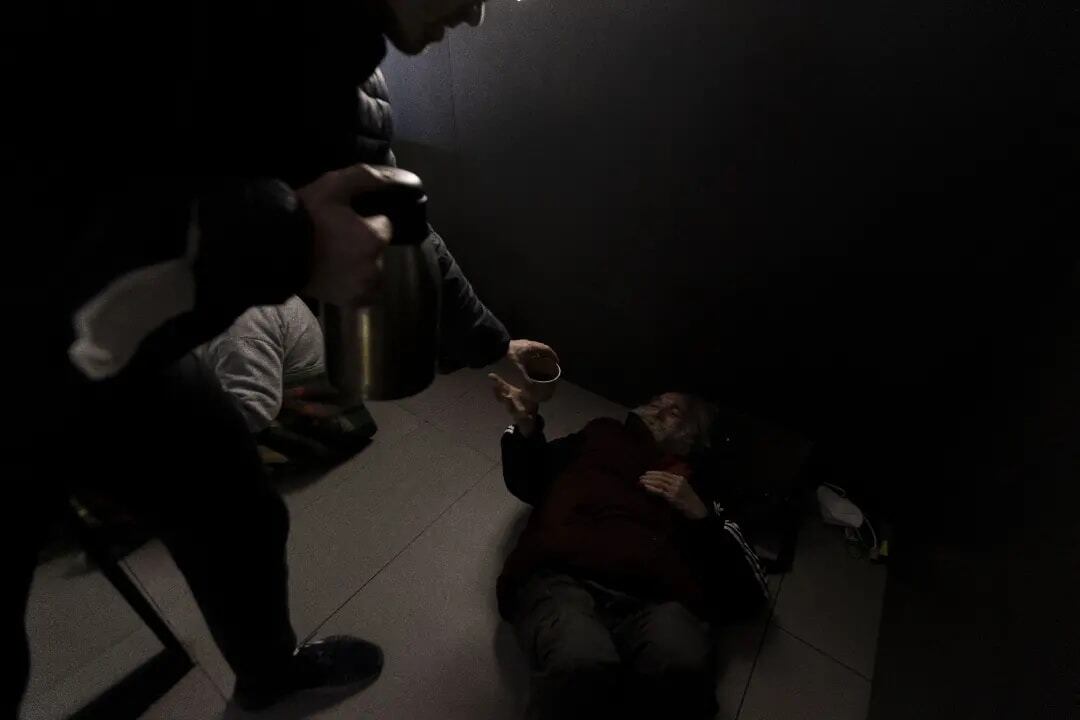 Un hombre sin hogar es atendido por voluntarios de Cáritas Gandia.