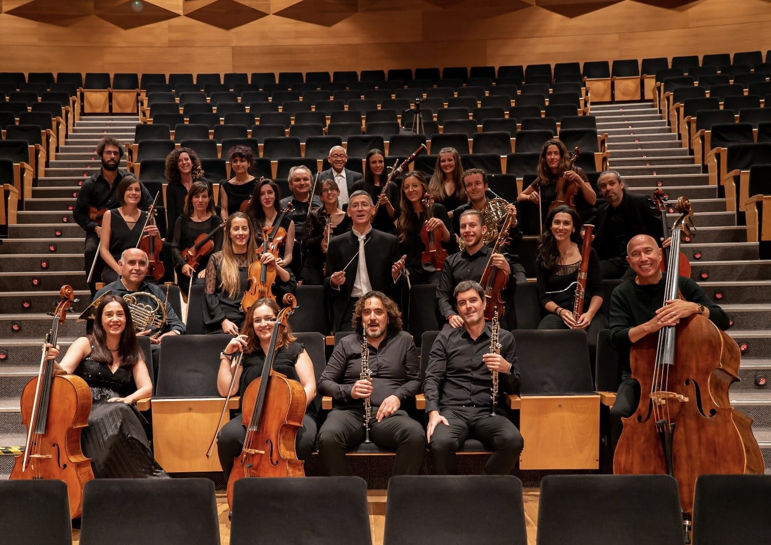 Pedro Palacín, en el centro de la Orquesta Andrés de Egiguren