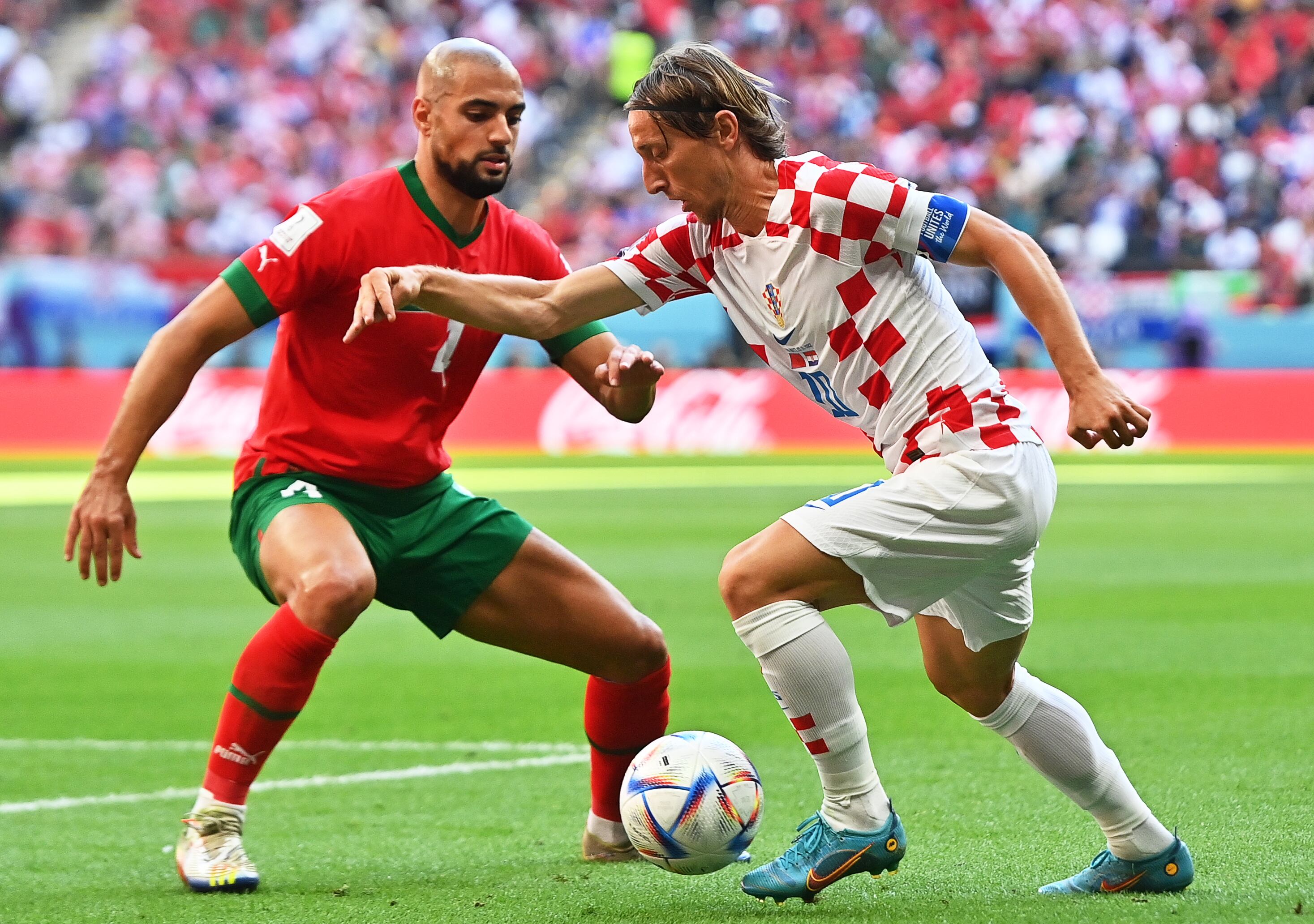 Amrabat y Modric durante el partido entre Marruecos y Croacia de la fase de grupos.