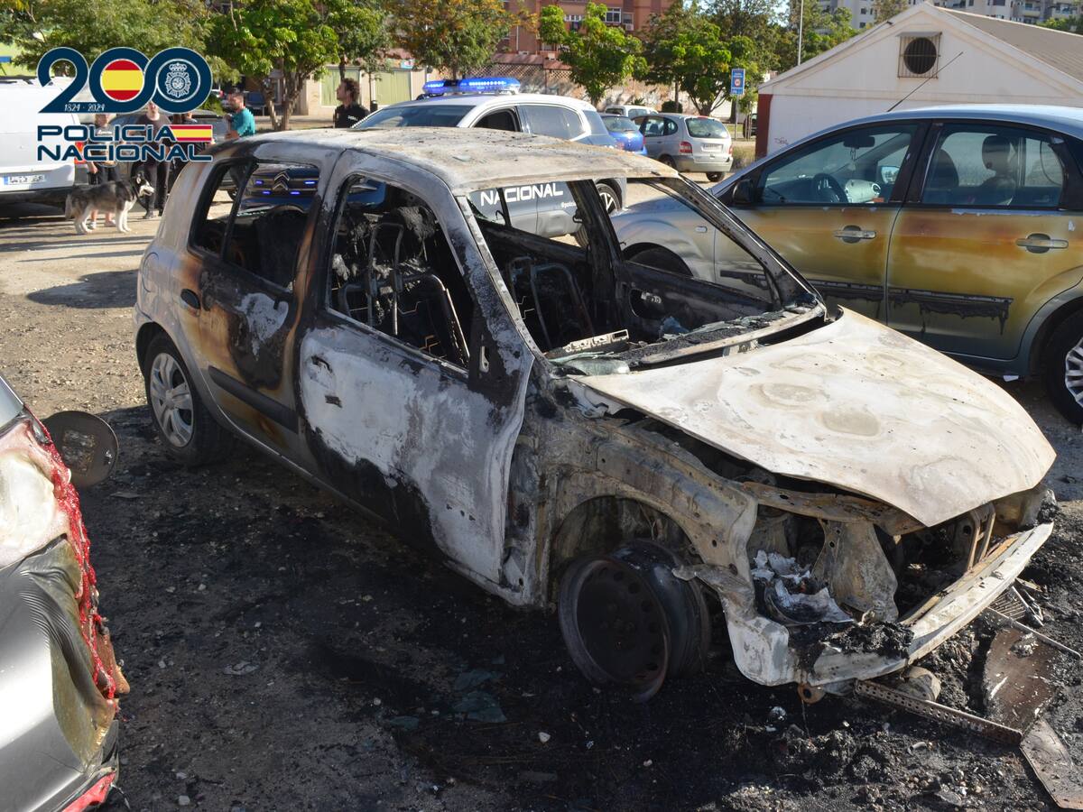 A prisión tras incendiar un ascensor y siete coches en el Camino de San Rafael de Málaga