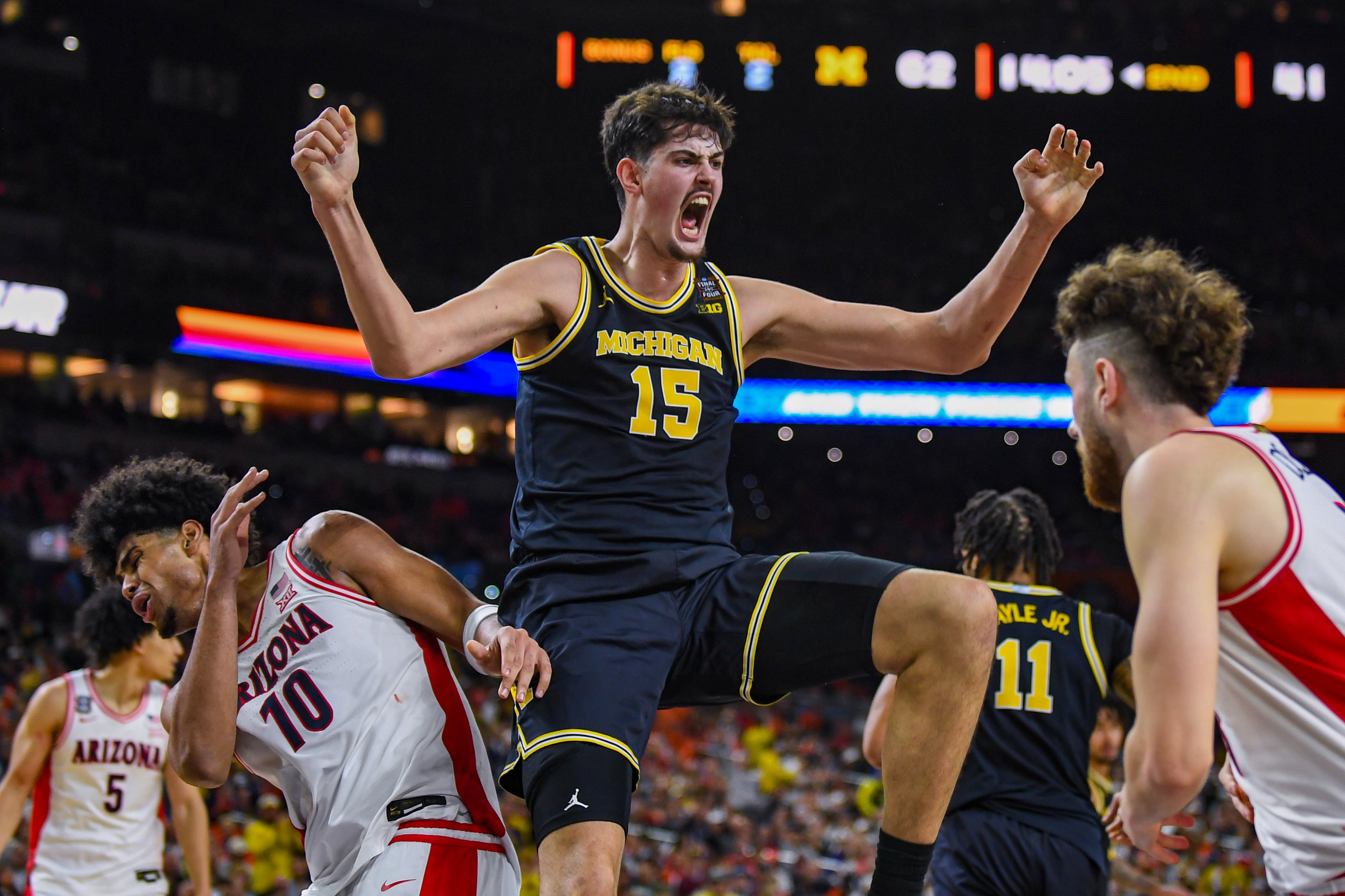 Aday Mara celebra una canasta con los Michigan Wolverines durante la Final Four de la NCAA