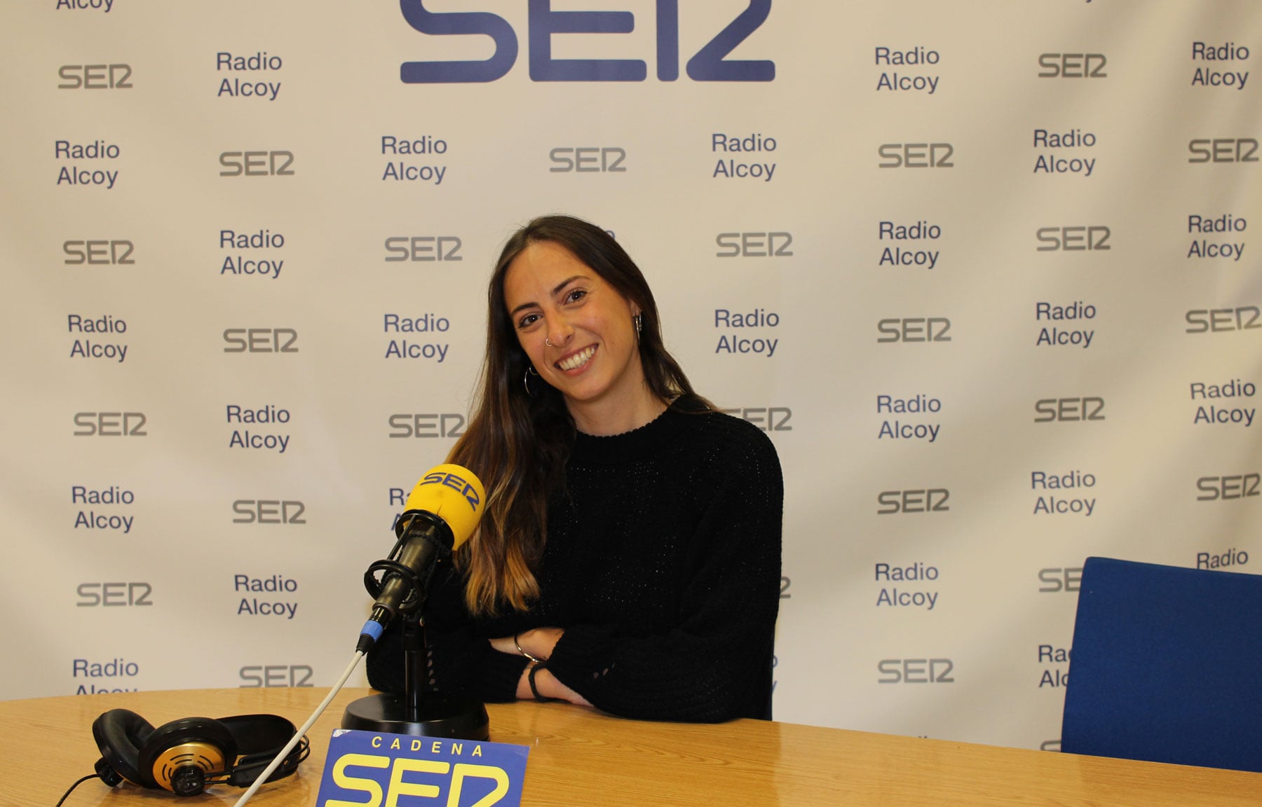 Laia Valor, en el estudio central de Radio Alcoy