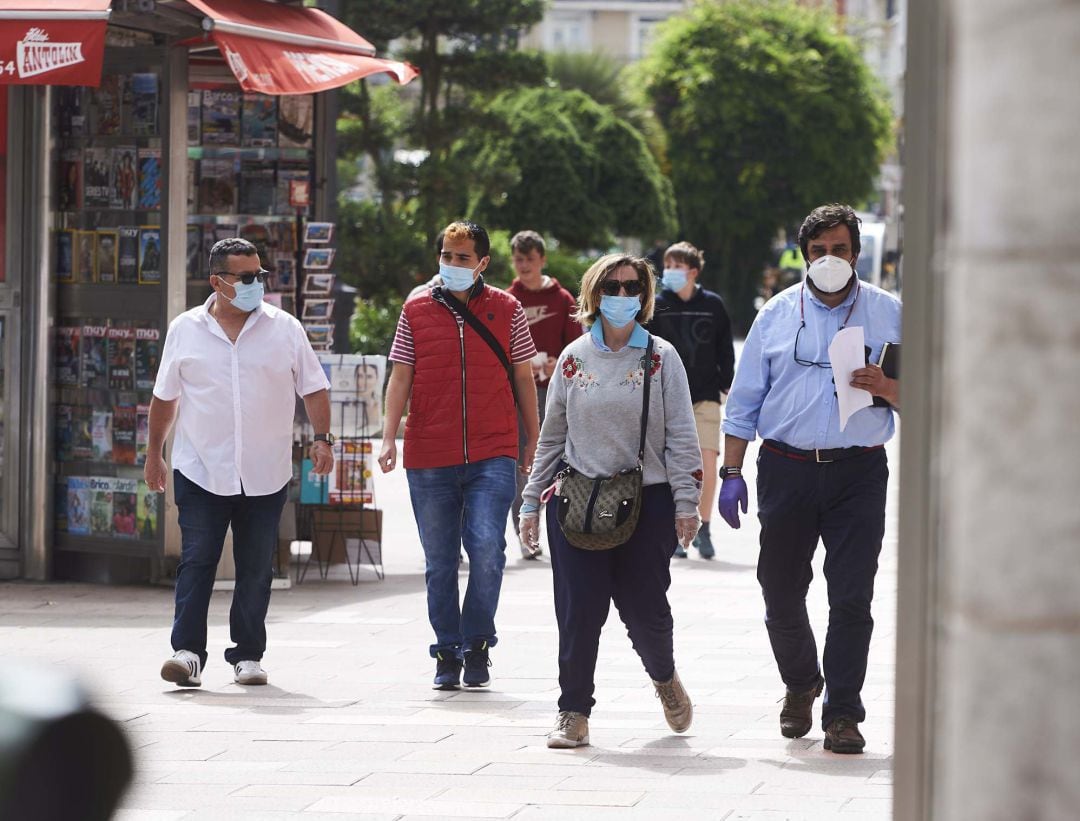 Personas paseando con mascarilla
