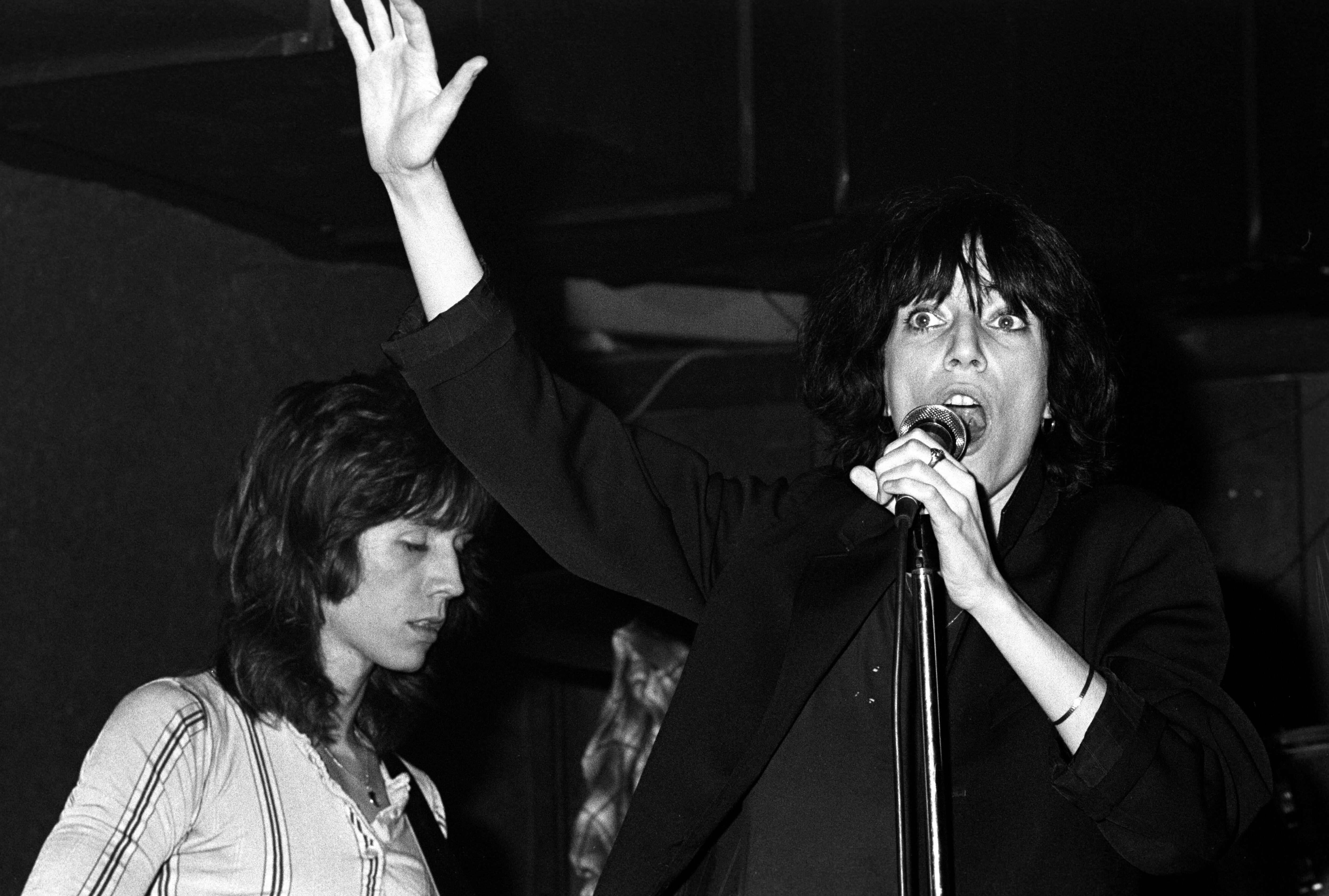 Patti Smith durante un concierto en el CBGB en abril de 1975