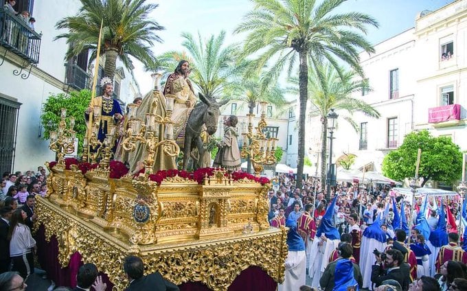 El paso de Cristo Rey de la hermandad de la Borriquita a su paso por la plaza Rafael Rivero