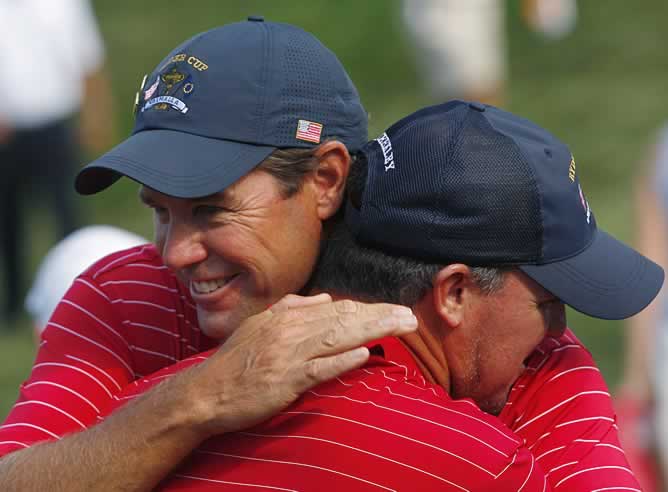 Los americanos Paul Azinger y Boo Weekley se abrazan tras el triunfo