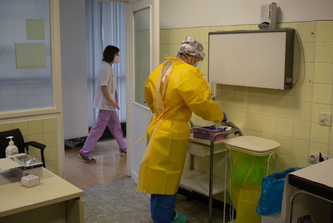 Una sanitaria se prepara para realizar test rápidos de antígenos de detección de coronavirus en un Centro de Atención Primaria (CAP)