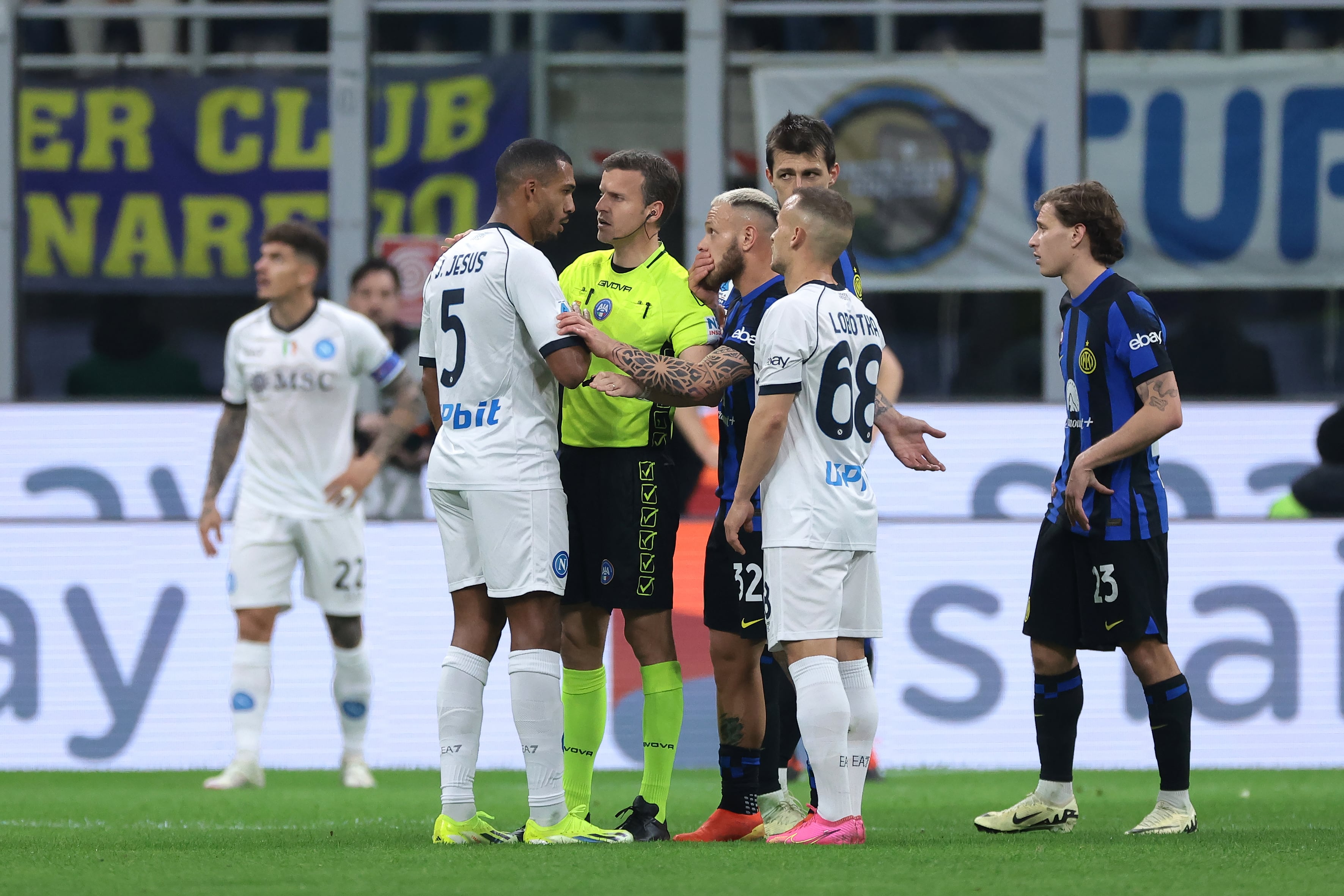 Francesco Acerbi profirió presuntamente un insulto racista a Juan Jesús en el partido entre el Inter de Milán y el Nápoles. (Photo by Jonathan Moscrop/Getty Images)