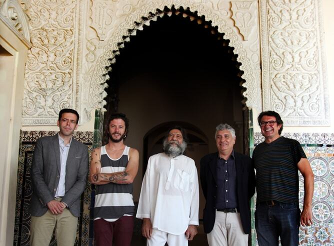 De izquierda a derecha, Cristóbal Ortega, director de la Bienal de Flamenco de Sevilla; Juanito Makandé, Manuel Molina, Juan Antonio Álvarez Reyes, director del Centro Andaluz de Arte Contemporáneo; y el promotor de la cita, Francis Cubero.