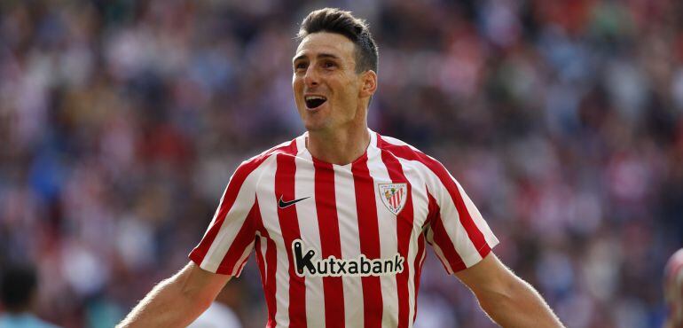 Aritz Aduriz festeja el segundo tanto que le ha hecho al Valencia