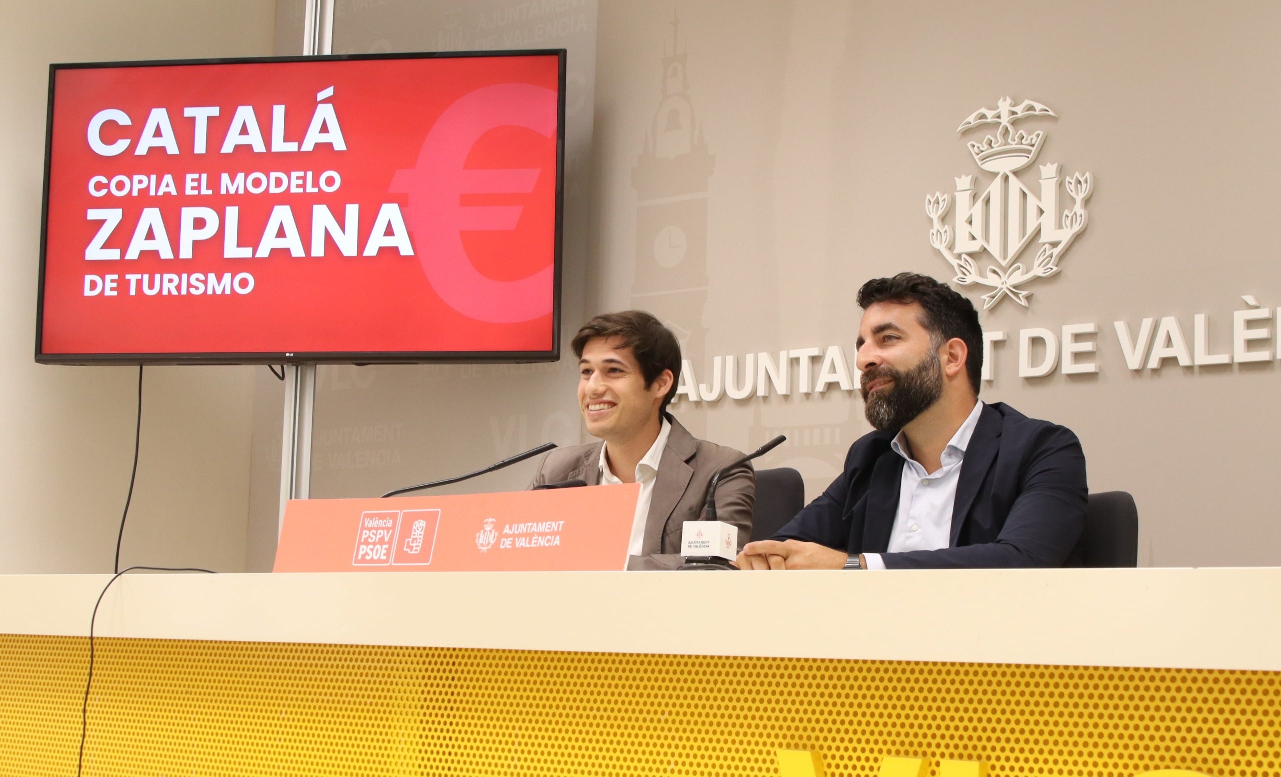 Los concejales socialistas Borja Sanjuan y Javier Mateo, en la sala de prensa del Ayuntamiento de València