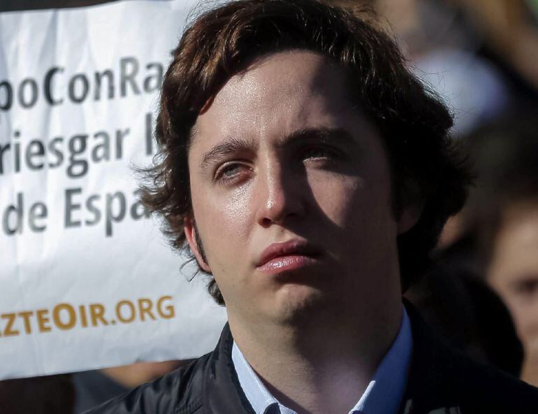 Francisco Nicolás Gómez Iglesias, el pequeño Nicolás (c), durante la concentración de la Asociación de Víctimas del Terrorismo (AVT)