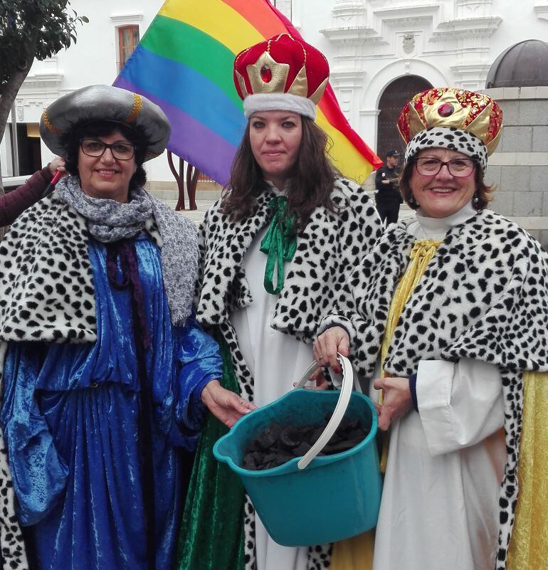 Las Reinas Magas con el carbón a las puertas de la Asamblea