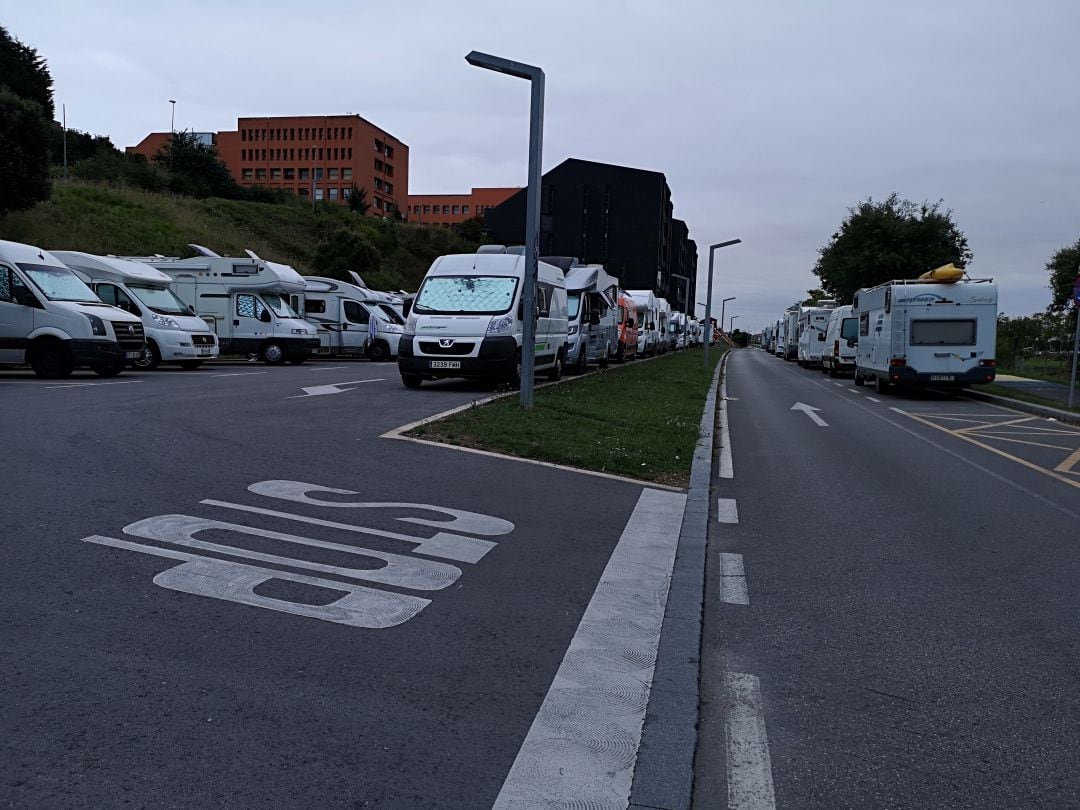 Autocaravanas aparcadas junto al área de Las Llamas con veinticinco plazas.