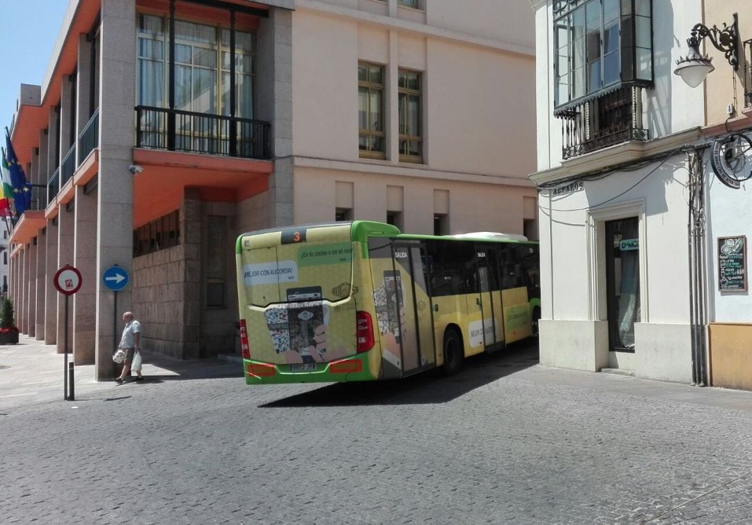 Un autobús de Aucorsa gira en Alfonso XIII