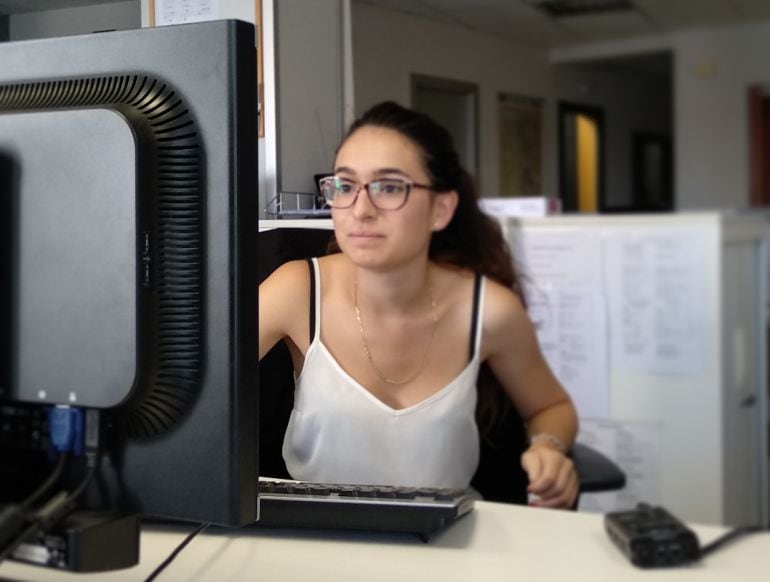 Marina García, trabajando en la redacción de Radio Castilla