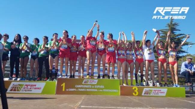 Jacqueline Martín, junto a sus compañeras de Castilla y León, con el trofeo de campeonas de España por Federaciones