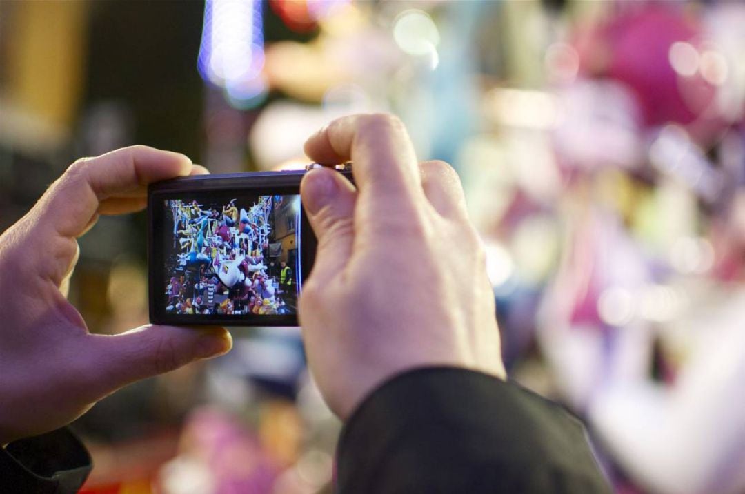 Imagen de archivo sacando una foto en Fallas