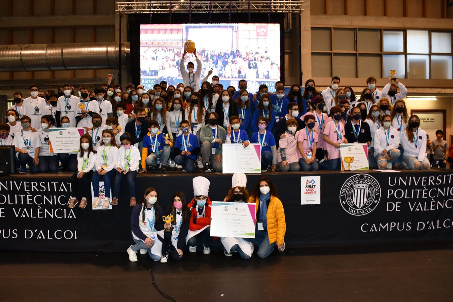 Foto final de familia de los participantes en la competición