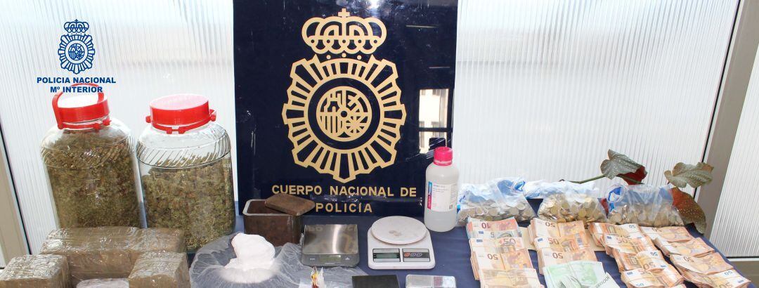 La Policía Nacional detiene a un matrimonio que dirigía un prostíbulo y a otras seis personas más por tráfico de drogas en A Coruña y su área metropolitana