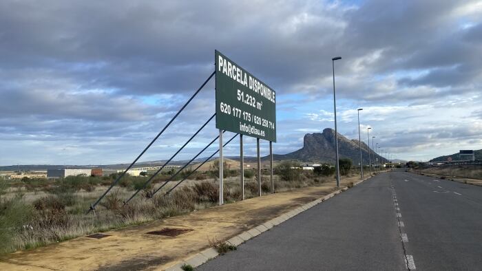 La parcela su ubica a las afueras de Antequera