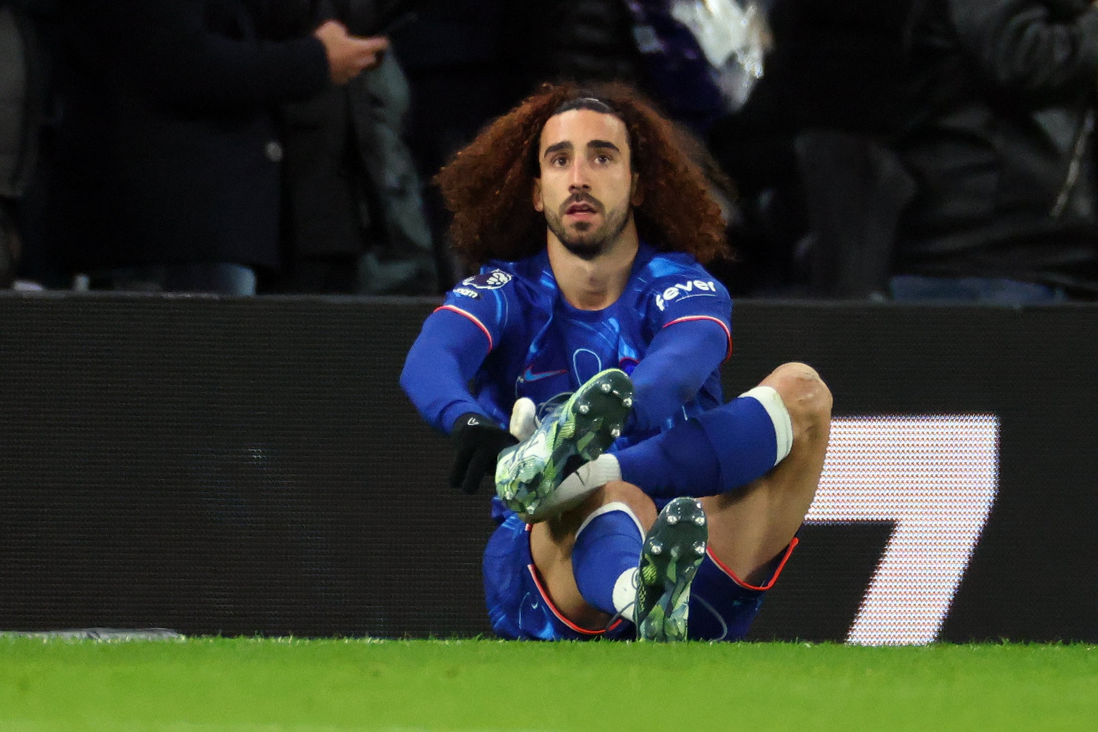 Marc Cucurella se cambia de botas en el partido de Premier League entre Tottenham y Chelsea