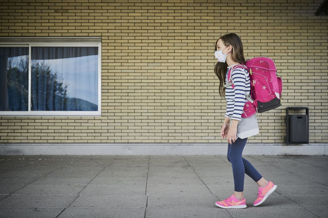 Niña llegando al colegio en época de covid