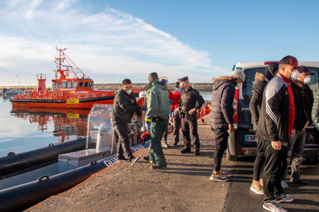Agentes del servicio marítimo de la Guardia Civil trasladan al puerto de Motril a inmigrantes