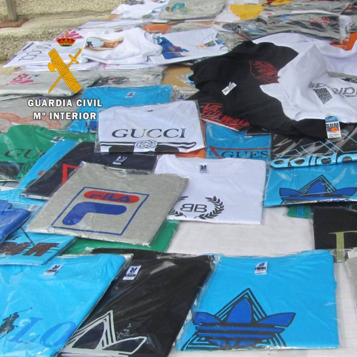 La Guardia Civil incauta en Sanabria casi un millar de prendas de vestir falsificadas