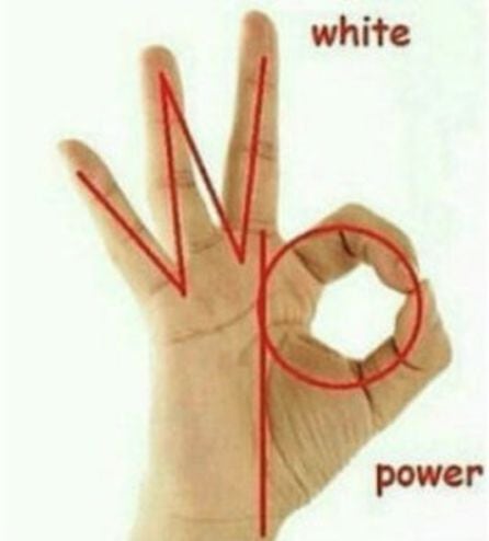 El gesto simboliza el White Power.