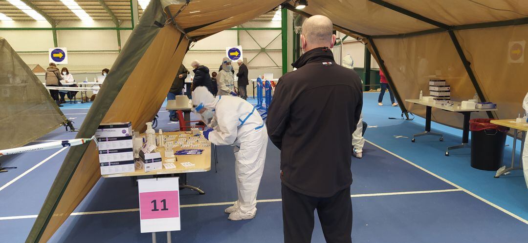 Carpa en las pistas de tenis de El Plantío para el cribado masivo en busca de positivos de COVID