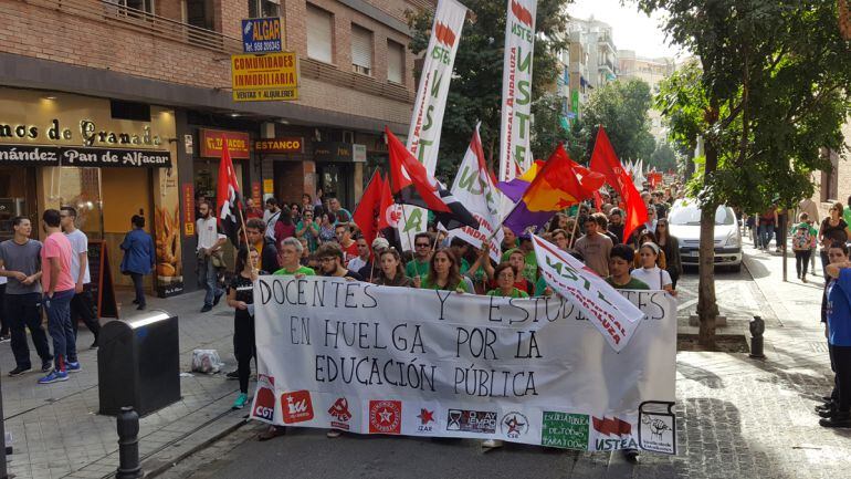 Manifestación en Granada contra la LOMCE y los recortes en educación