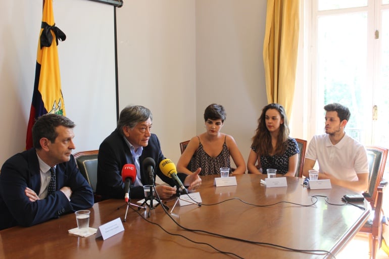 El embajador ecuatoriano en España, Miguel Calahorrano, durante la presentación de la iniciativa solidaria de la Joven Compañía de Teatro de Madrid que el próximo viernes representará la Ilíada y Odisea cuyos fondos serán donados íntegramente al proceso d