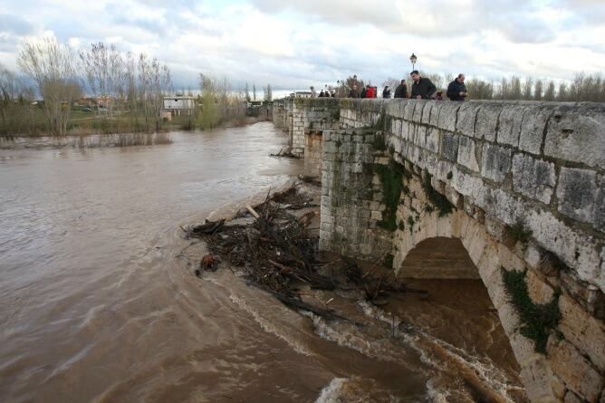 El alto caudal del río Duero a su paso por Simancas provoca el estado de alerta por Protección Civil