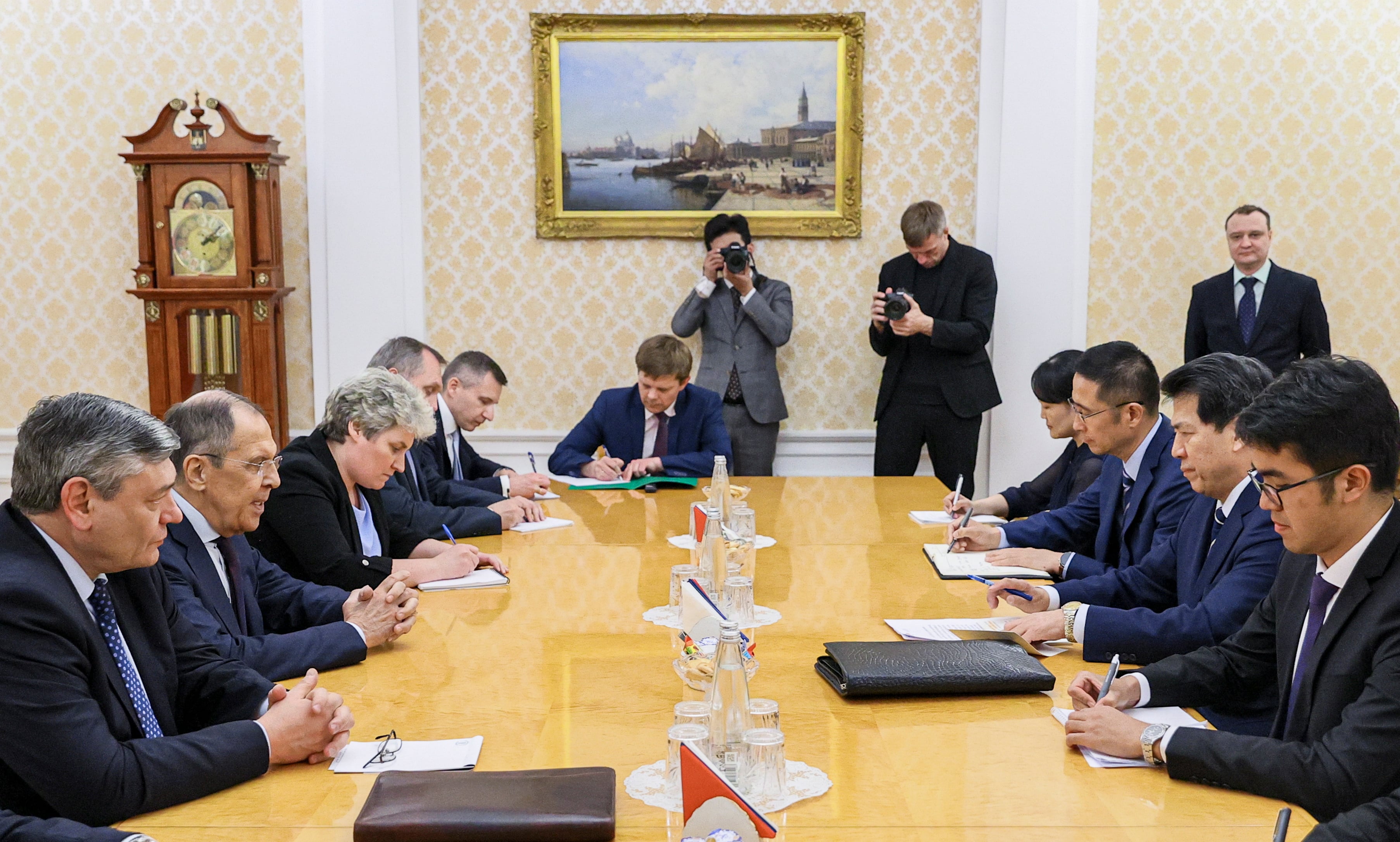 Reunión entre el ministro de Exteriores ruso Sergei Lavrov y delegados de ese país con el mediador Li Hui y enviados de China