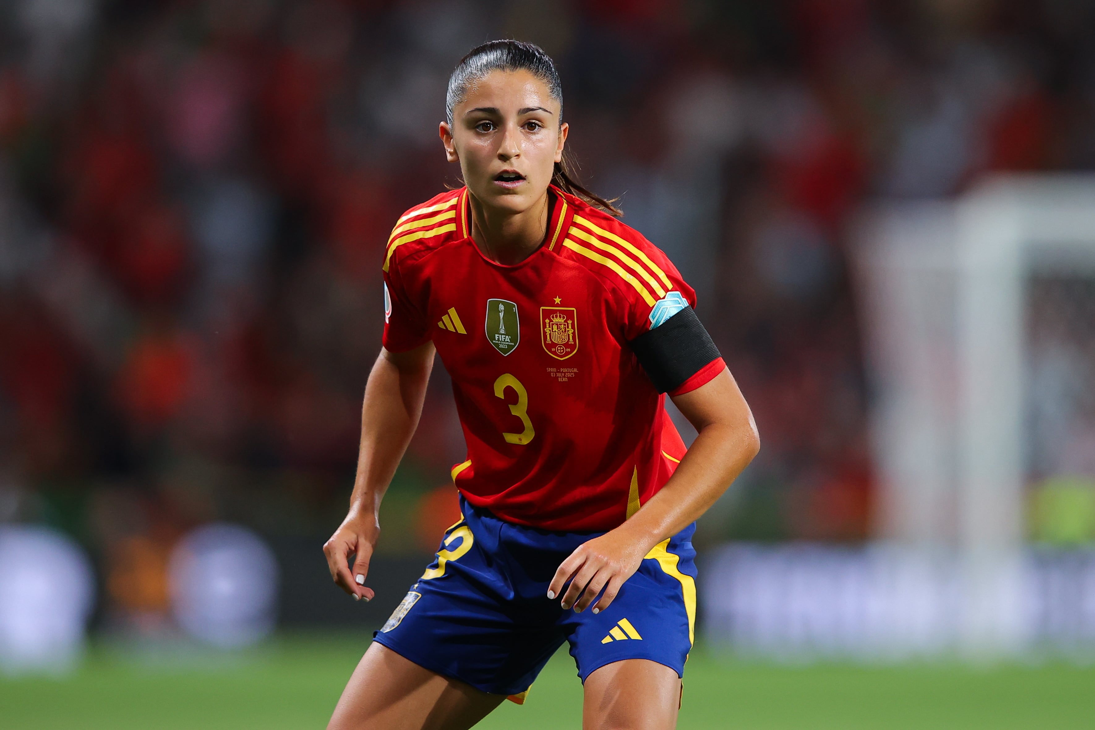 Jana Fernández defiende a la selección en el partido contra Portugal