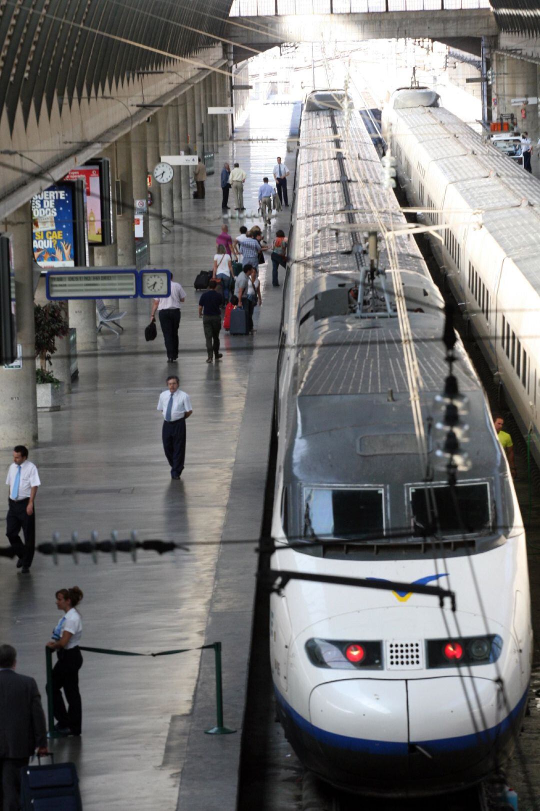 Renfe programa más de 11.000 plazas adicionales para ir a Sevilla a la Final de la Copa del Rey 
 Estación del AVE en Sevilla, en una imagen de archivo.
 
 