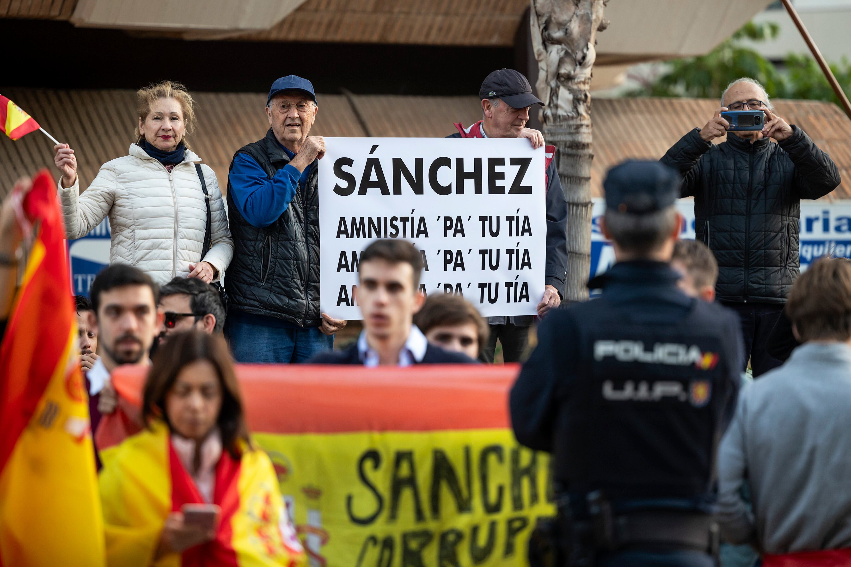 MÁLAGA , 10/11/2023.- Varias personas protestan frente a la sede de la Subdelegación del Gobierno en Málaga donde el presidente del gobierno en funciones, Pedro Sánchez, ha mantenido un encuentro con el canciller federal de Alemania, Olaf Scholz. EFE/Daniel Pérez
