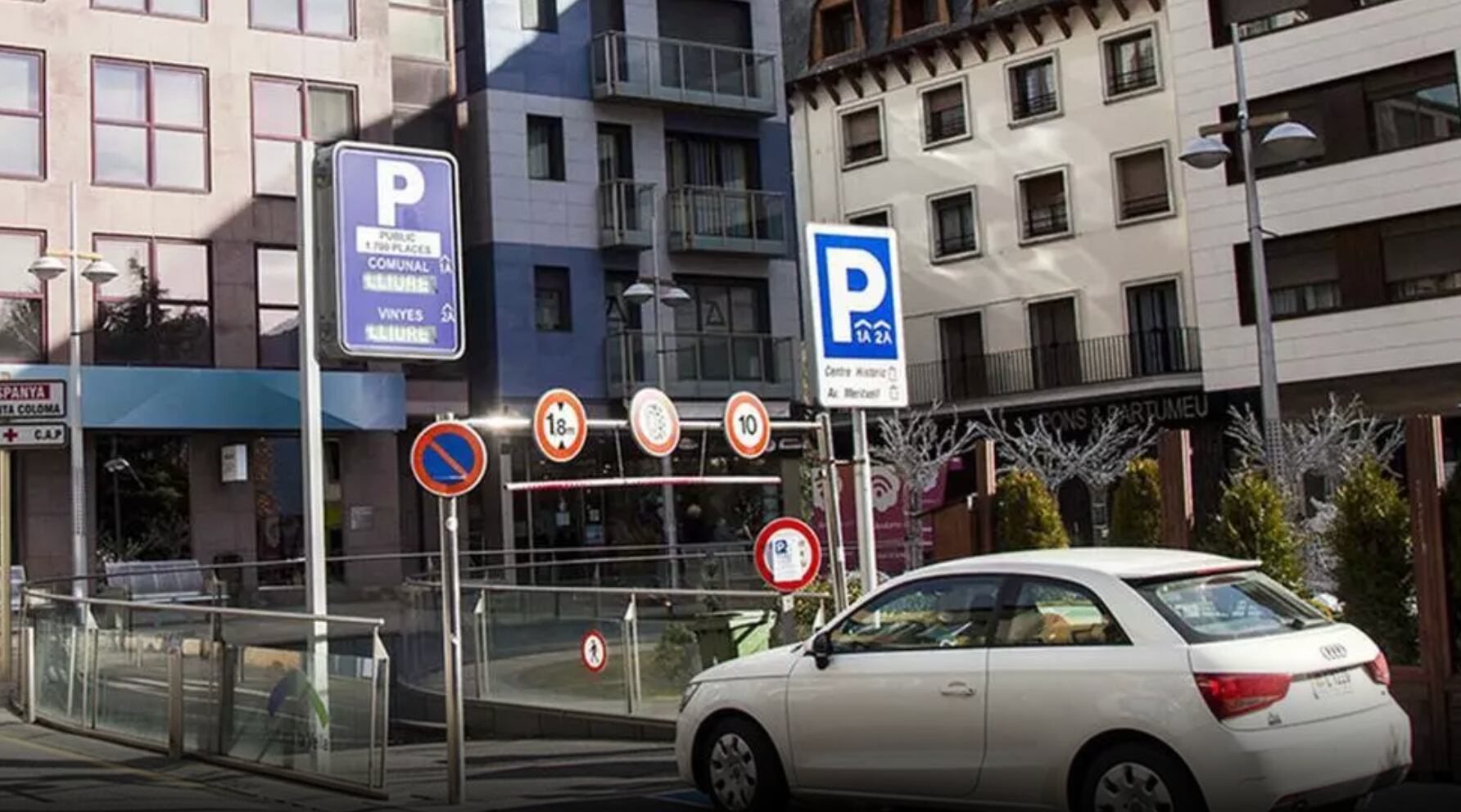Entrada a l&#039;aparcament Prat de la Creu des de la plaça Rebés