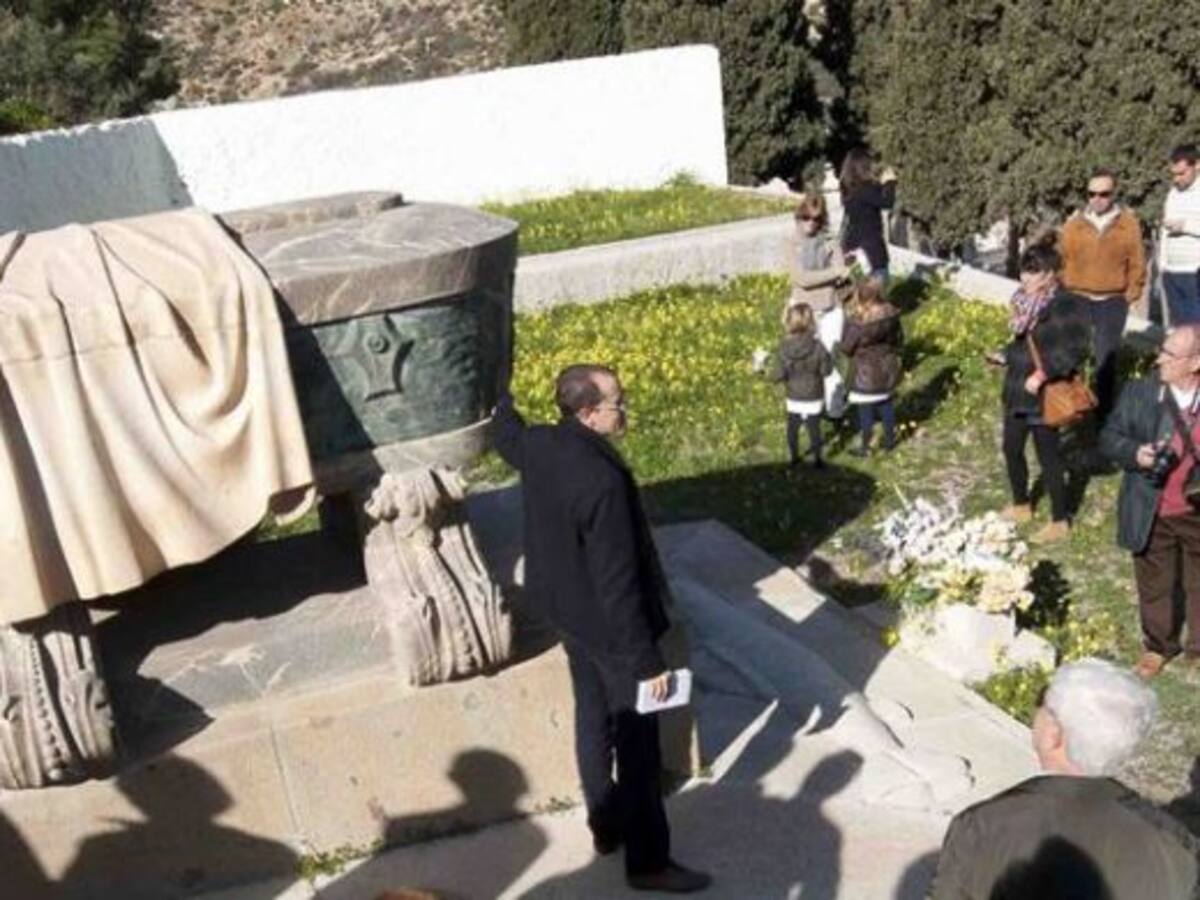 Lavado de cara al mausoleo de Isaac Peral