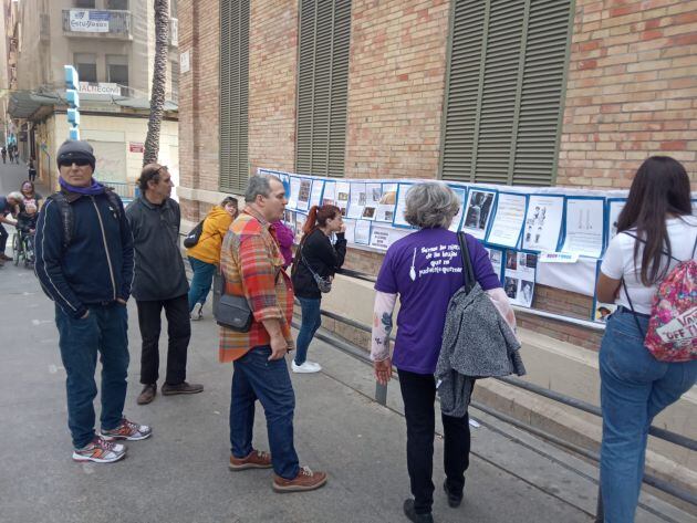 Concentración convocada por la Asamblea 8M de Alicante en la Plaza 25 de mayo