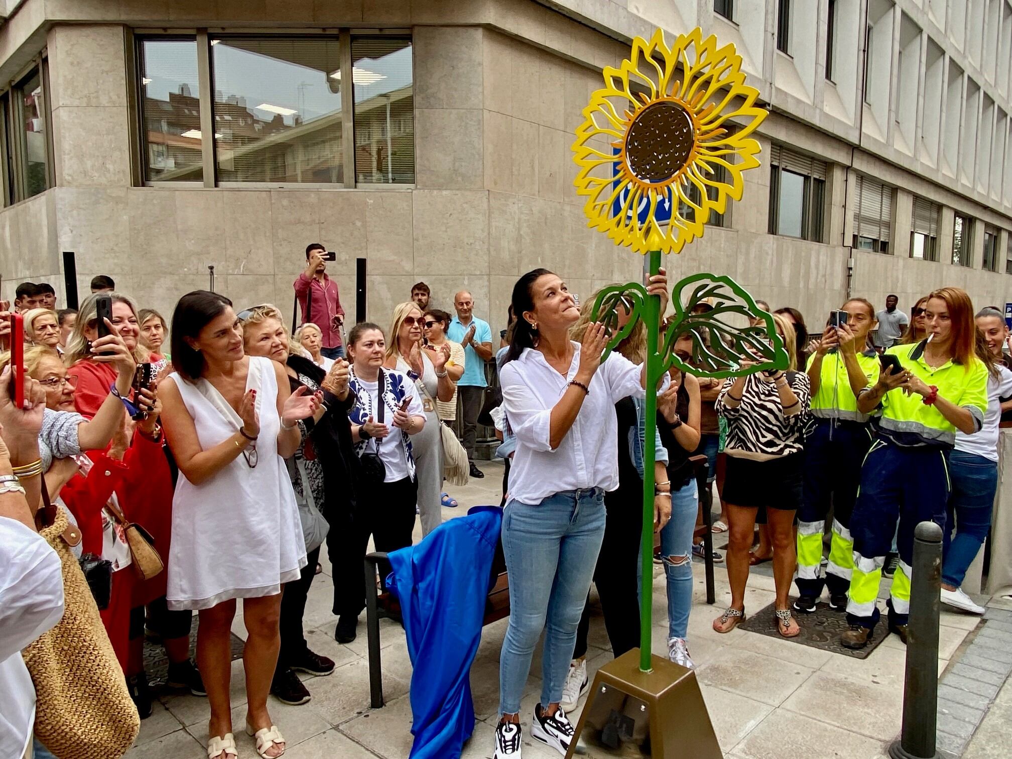Colocación del girasol en recuerdo de Manu.