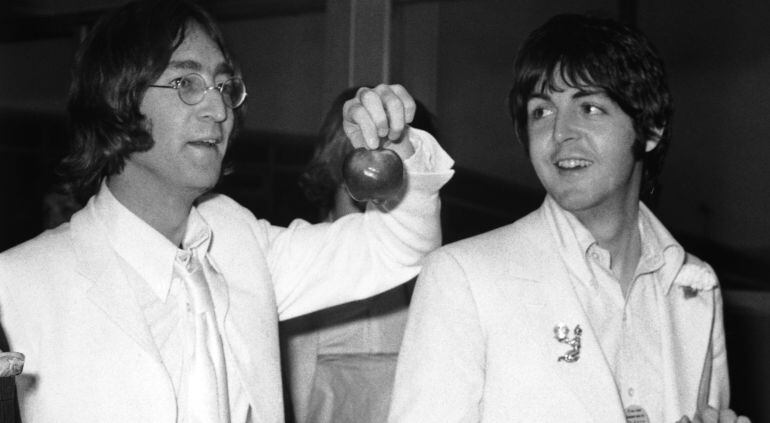 John Lennon y Paul McCartney en el aeropuerto de Londres en mayo del 68