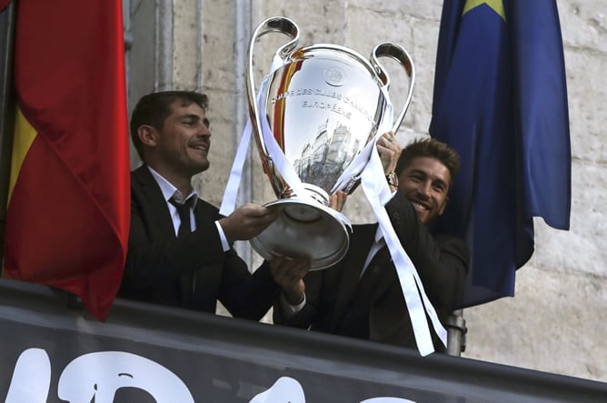 Casillas y Sergio Ramos enseñan la Champions a los seguidores asistentes en Sol.