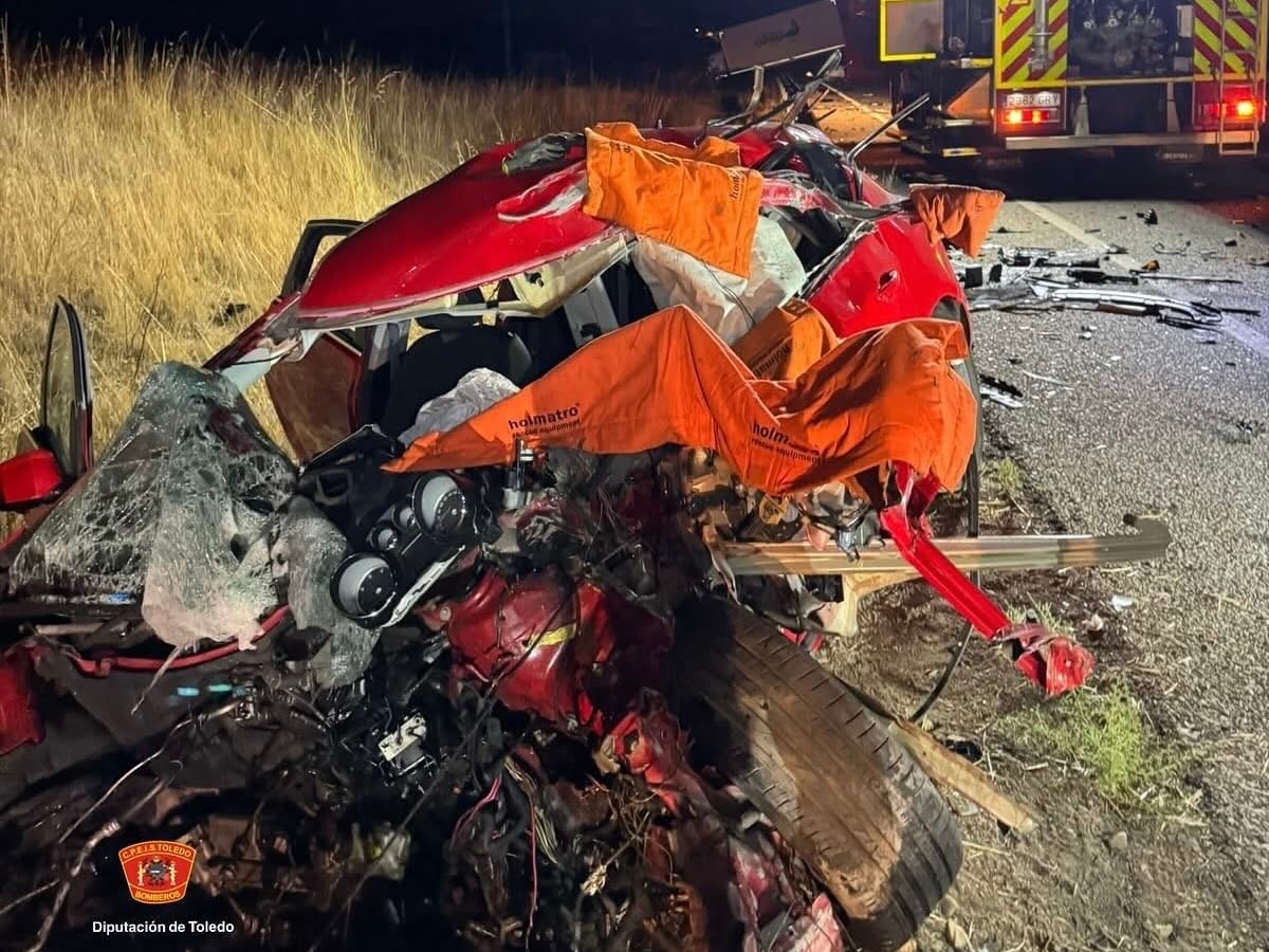 Estado en el que ha quedado el turismo implicado en el accidente de tráfico registrado en el término municipal de Portillo de Toledo