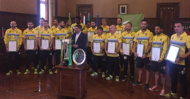 El presidente de la Diputación de Jaén, Francisco Reyes, junto a los jugadores y cuerpo técnico del Jaén Paraíso Interior.